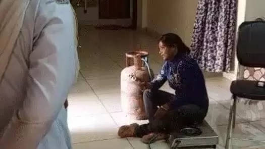 महिला गैस चूल्हे पर बैठी, पूर्व प्रेमी द्वारा शादी से इनकार करने पर घर में आग लगाने की धमकी दी महिला गैस चूल्हे पर बैठी, पूर्व प्रेमी द्वारा शादी से इनकार करने पर घर में आग लगाने की धमकी दी