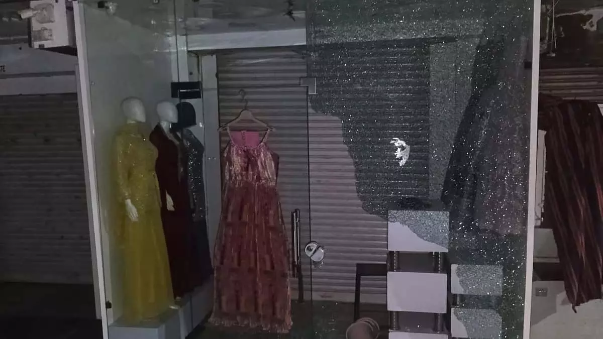 Bhopal : न्यू मार्केट में बदमाशों के एक समूह ने ब्राइडल वियर शोरूम में तोड़फोड़ की, FIR दर्ज Bhopal : न्यू मार्केट में बदमाशों के एक समूह ने ब्राइडल वियर शोरूम में तोड़फोड़ की, FIR दर्ज