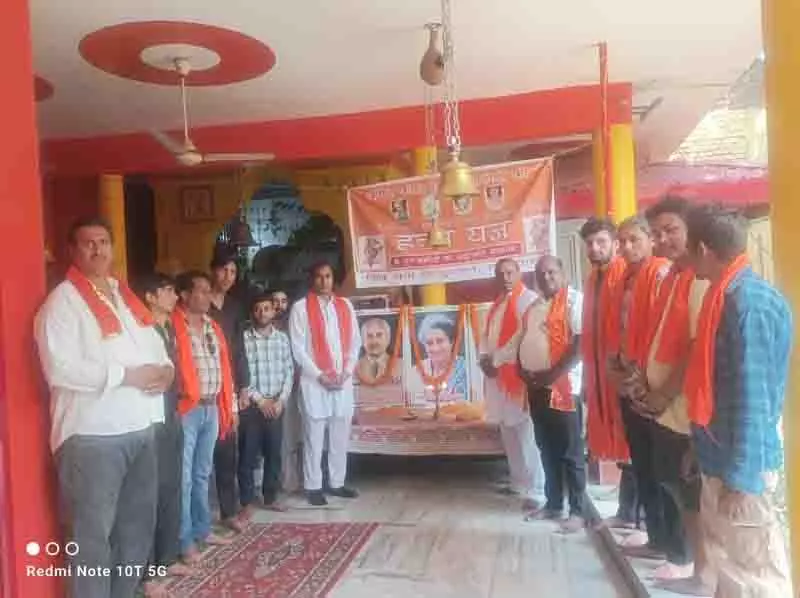 Shivsena (उभाठा) ने आतंकवाद पीड़ितों को श्रद्धांजलि अर्पित की Shivsena (उभाठा) ने आतंकवाद पीड़ितों को श्रद्धांजलि अर्पित की