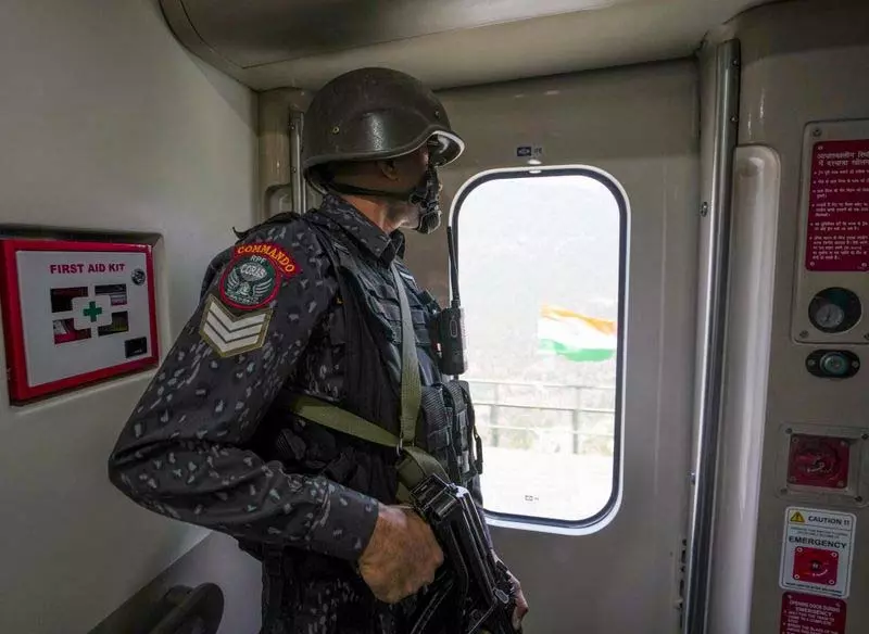 श्रीनगर मार्ग पर वंदे भारत ट्रेनों की सुरक्षा करेंगे RPF कमांडो श्रीनगर मार्ग पर वंदे भारत ट्रेनों की सुरक्षा करेंगे RPF कमांडो
