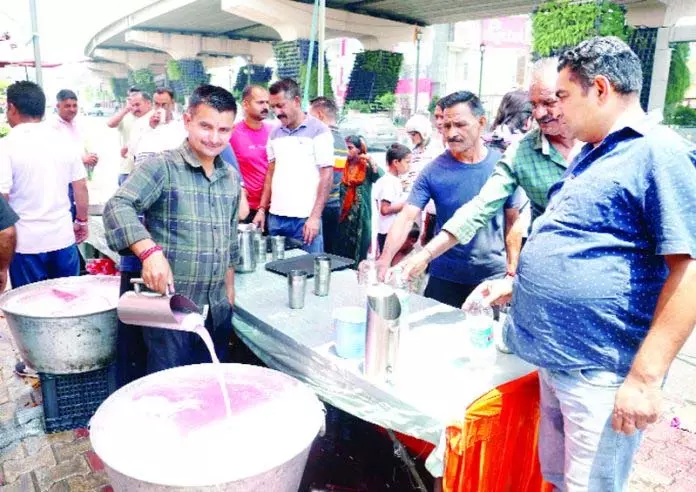 Jammu: मीठा जल चढ़ाने की परंपरा के बीच मनाई गई निर्जला एकादशी Jammu: मीठा जल चढ़ाने की परंपरा के बीच मनाई गई निर्जला एकादशी