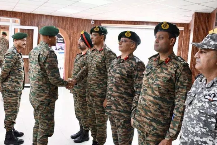 Jammu: सेना कमांडर ने परिचालन तैयारियों की समीक्षा की Jammu: सेना कमांडर ने परिचालन तैयारियों की समीक्षा की