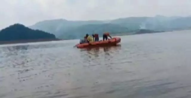 Odisha:नाव पलटने से युवक की डूबकर मौत, 2 महिलाओं को बचाया गया Odisha:नाव पलटने से युवक की डूबकर मौत, 2 महिलाओं को बचाया गया