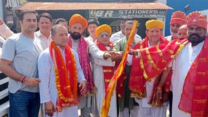 Jammu: अखनूर से मिंधल के लिए छड़ी यात्रा रवाना Jammu: अखनूर से मिंधल के लिए छड़ी यात्रा रवाना