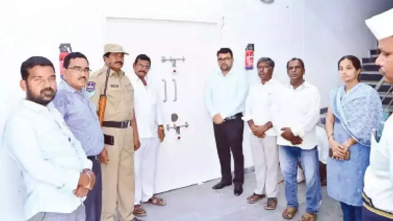 Telangana: कलेक्टर ने ईवीएम स्ट्रांगरूम का निरीक्षण किया Telangana: कलेक्टर ने ईवीएम स्ट्रांगरूम का निरीक्षण किया