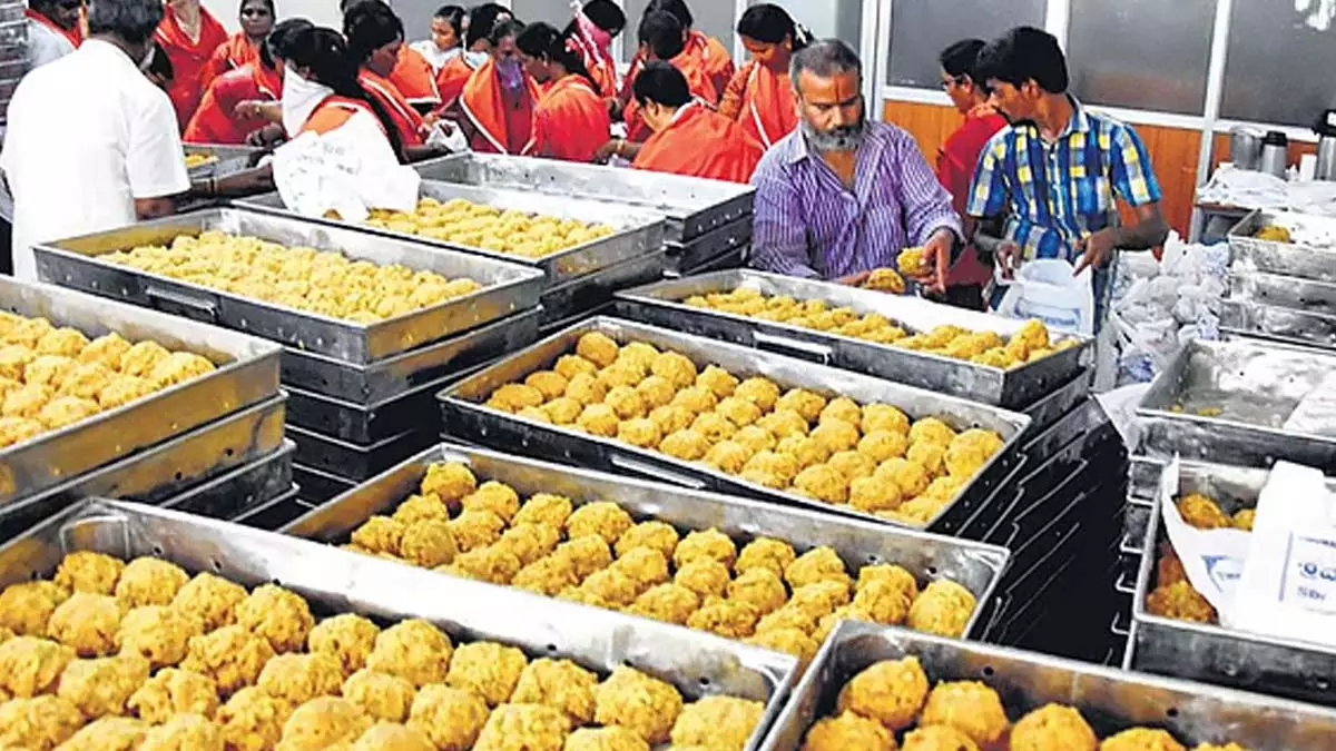 Tirupati लड्डू जीआई टैग के दुरुपयोग के लिए टीटीडी ने विक्रेताओं को कानूनी नोटिस जारी किया Tirupati लड्डू जीआई टैग के दुरुपयोग के लिए टीटीडी ने विक्रेताओं को कानूनी नोटिस जारी किया