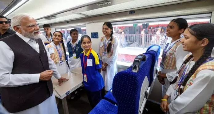 वंदे भारत का आगमन कश्मीर के लिए नई सुबह का प्रतीक: Minister वंदे भारत का आगमन कश्मीर के लिए नई सुबह का प्रतीक: Minister