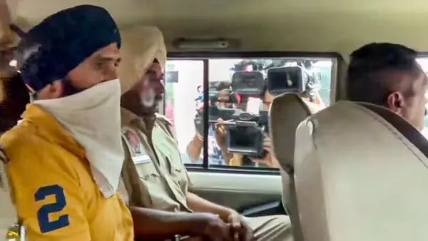 Punjab: यूट्यूबर Jasbir Singh को जासूसी के आरोप में पुलिस हिरासत में भेजा गया Punjab: यूट्यूबर Jasbir Singh को जासूसी के आरोप में पुलिस हिरासत में भेजा गया