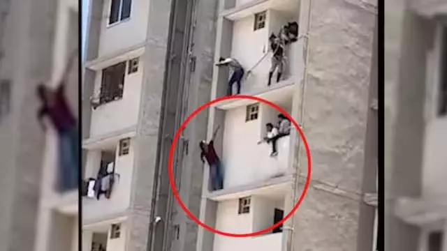 पांचवीं मंजिल पर चढ़ा अपराधी, पुलिस मुठभेड़ का किया लाइवस्ट्रीम पांचवीं मंजिल पर चढ़ा अपराधी, पुलिस मुठभेड़ का किया लाइवस्ट्रीम