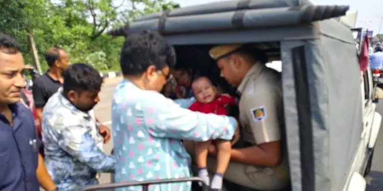Odisha: मंत्री ने कटक के निकट दुर्घटना पीड़ितों की मदद की Odisha: मंत्री ने कटक के निकट दुर्घटना पीड़ितों की मदद की
