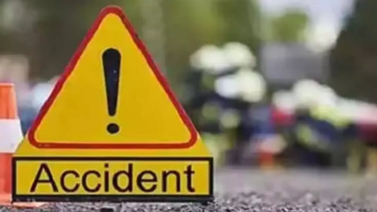33 कांच के टुकड़े गले में फंसे, हेलमेट न पहनने वाला सवार जिंदा बचा 33 कांच के टुकड़े गले में फंसे, हेलमेट न पहनने वाला सवार जिंदा बचा