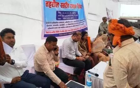 कलेक्टर ने राजस्व शिविर में आमजनों की सुनी समस्याएं कलेक्टर ने राजस्व शिविर में आमजनों की सुनी समस्याएं