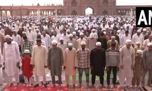 ईद-उल-अजहा के अवसर पर मुस्लिम समुदाय ने नमाज अदा की, वीडियो ईद-उल-अजहा के अवसर पर मुस्लिम समुदाय ने नमाज अदा की, वीडियो