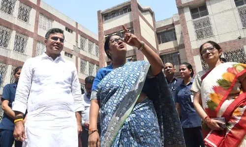 दिल्ली की मुख्यमंत्री रेखा गुप्ता ने शालीमार बाग के स्कूलों का निरीक्षण किया दिल्ली की मुख्यमंत्री रेखा गुप्ता ने शालीमार बाग के स्कूलों का निरीक्षण किया