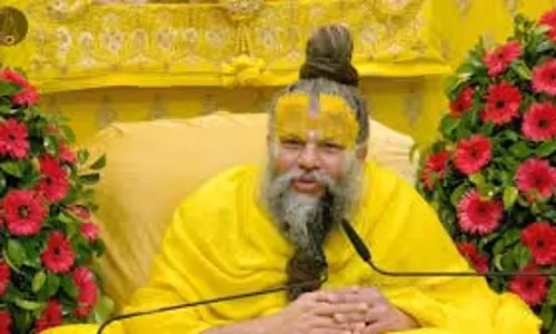 Premanand Maharaj Tips:प्रेमानंद महाराज ने बताया कि इस दिन तुलसी के पत्ते तोड़ना अशुभ होता है, इससे ब्रह्म हत्या का पाप माना जाता है