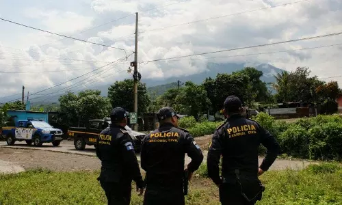 Guatemala: फ्यूगो ज्वालामुखी की राख से 700 से अधिक लोग सुरक्षित निकाले गए