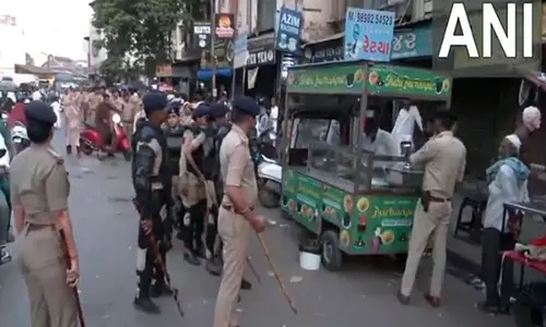 ईद-उल-अज़हा: Surat Police ने लोगों से अपील की कि वे त्योहार मनाएं और सांप्रदायिक सौहार्द बनाए रखें ईद-उल-अज़हा: Surat Police ने लोगों से अपील की कि वे त्योहार मनाएं और सांप्रदायिक सौहार्द बनाए रखें
