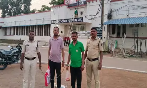 स्कार्पियों बुक कर पहुंचा गांव, ग्रामीण के सामने खुद को बताया अधिकारी, ठग गिरफ्तार स्कार्पियों बुक कर पहुंचा गांव, ग्रामीण के सामने खुद को बताया अधिकारी, ठग गिरफ्तार