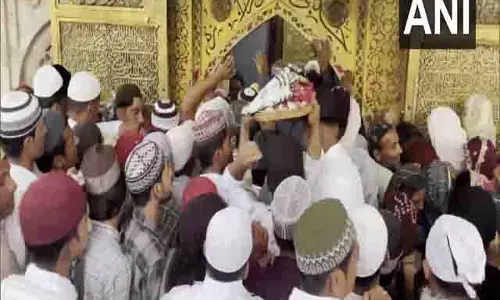 ईद-उल-अज़हा की नमाज़ अदा करने के लिए Ajmer शरीफ़ दरगाह पर जन्नती दरवाज़ा से बड़ी संख्या में लोग उमड़े
