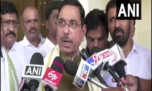 CM, Deputy CM को तुरंत इस्तीफा दे देना चाहिए: बेंगलुरु भगदड़ पर केंद्रीय मंत्री प्रल्हाद जोशी CM, Deputy CM को तुरंत इस्तीफा दे देना चाहिए: बेंगलुरु भगदड़ पर केंद्रीय मंत्री प्रल्हाद जोशी