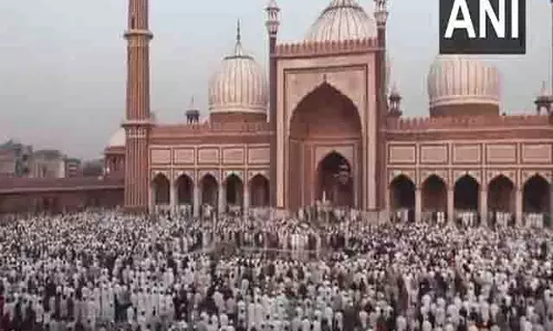 Delhi: नमाज अदा करने और ईद-उल-अज़हा मनाने के लिए श्रद्धालु जामा मस्जिद में एकत्र हुए Delhi: नमाज अदा करने और ईद-उल-अज़हा मनाने के लिए श्रद्धालु जामा मस्जिद में एकत्र हुए