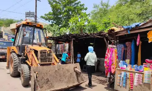 हॉस्पिटल के आसपास चला बुलडोजर, निगम ने 7 ठेले खोमचे हटाए