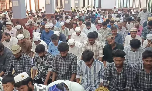 Bakrid Festival : मुस्लिमों ने शिवगंगा में की विशेष नमाज Bakrid Festival : मुस्लिमों ने शिवगंगा में की विशेष नमाज