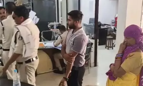 ऑटो में बैठी महिला की 50 हजार चोरी, पुलिस को गैंग पर शक