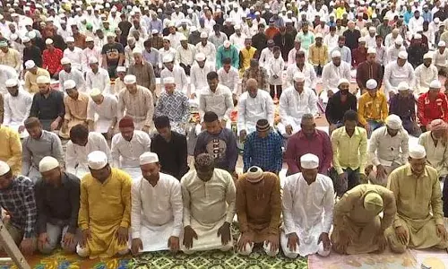 Bakrid festival : मुसलमानों ने विशेष नमाज अदा की Bakrid festival : मुसलमानों ने विशेष नमाज अदा की