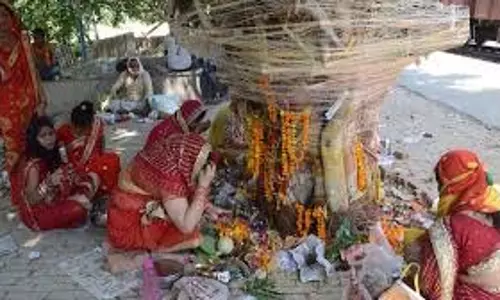 Vat Purnima 2025: वट पूर्णिमा पर पति के साथ करें बरगद के पेड़ की परिक्रमा, वैवाहिक जीवन होगा सुखमय Vat Purnima 2025: वट पूर्णिमा पर पति के साथ करें बरगद के पेड़ की परिक्रमा, वैवाहिक जीवन होगा सुखमय