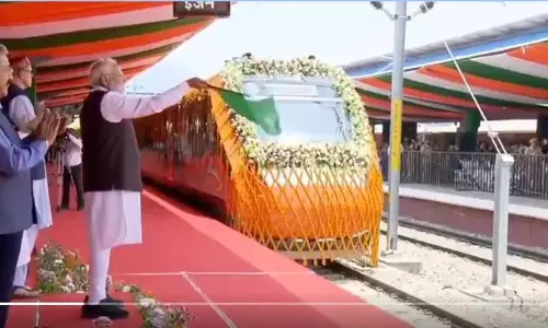 पीएम मोदी ने कटरा-श्रीनगर वंदे भारत एक्सप्रेस को दिखाई हरी झंडी पीएम मोदी ने कटरा-श्रीनगर वंदे भारत एक्सप्रेस को दिखाई हरी झंडी