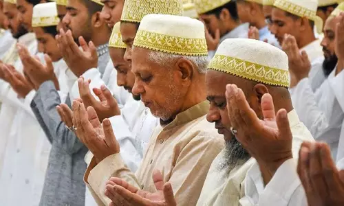 ईद-उल-अजहा आज: देश भर की मस्जिदों में अदा की जा रही नमाज, चप्पे-चप्पे पर पुलिस तैनात ईद-उल-अजहा आज: देश भर की मस्जिदों में अदा की जा रही नमाज, चप्पे-चप्पे पर पुलिस तैनात