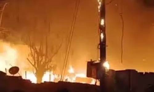 Prayagraj : भीषण आग, कब्रिस्तान के पास झुग्गी-झोपड़ियां जल कर खाक