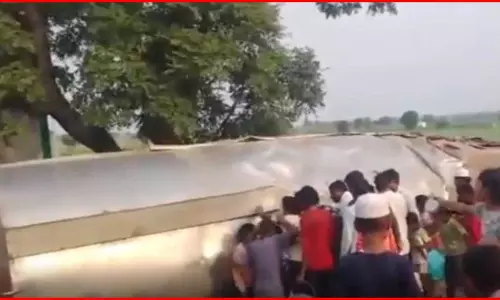 दूध का टैंकर पलटा, लूटने वालों में मची होड़, देखें पूरा नजारा