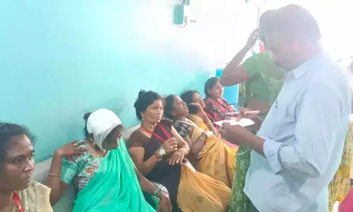 अनकापल्ले में बस पलटी, 30 महिला SEZ कर्मचारी घायल