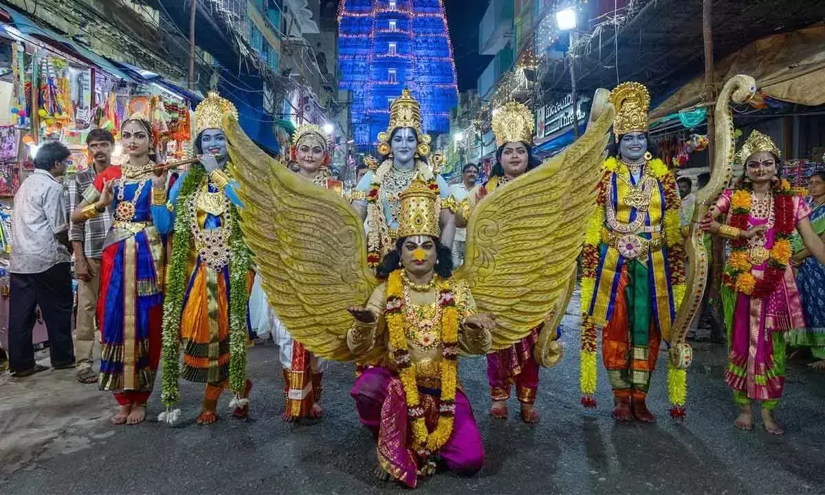 Andhra: बड़ी संख्या में श्रद्धालु गरुड़ वाहन सेवा के साक्षी बने