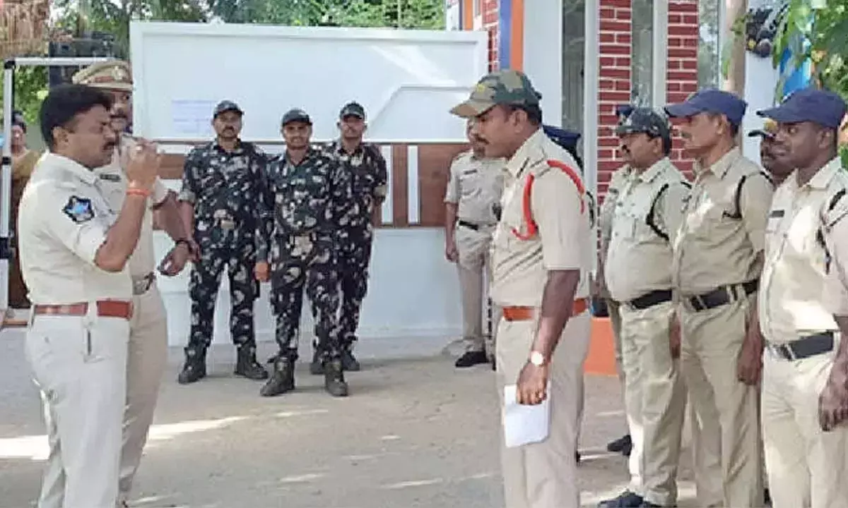 Andhra: मेगा डीएससी परीक्षा केंद्र पर सुरक्षा के कड़े इंतजाम Andhra: मेगा डीएससी परीक्षा केंद्र पर सुरक्षा के कड़े इंतजाम