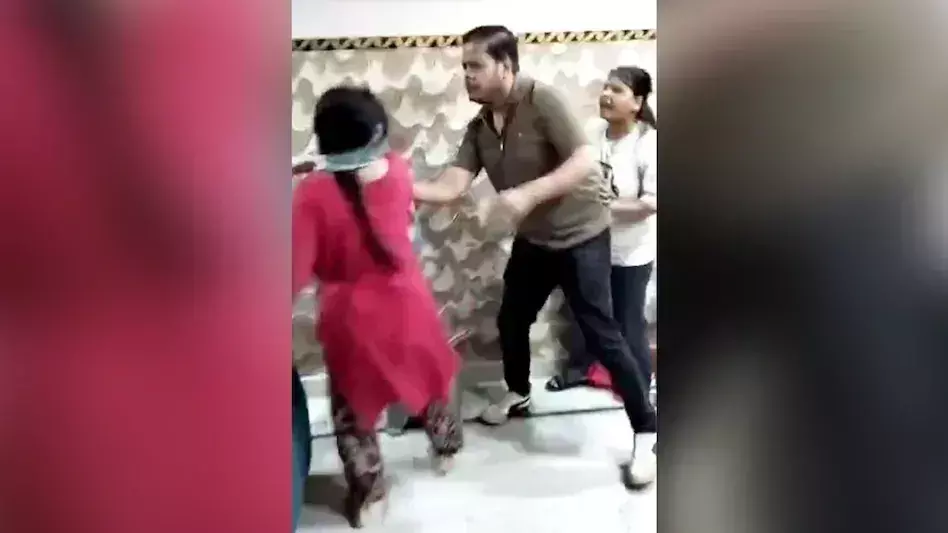 Meerut: प्रेमिका संग रंगे हाथ पकड़ा गया पति, पत्नी ने सड़क पर की धुनाई Meerut: प्रेमिका संग रंगे हाथ पकड़ा गया पति, पत्नी ने सड़क पर की धुनाई