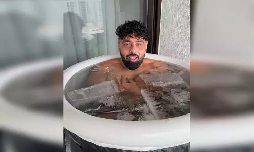 आइस बाथ में चिल करते दिखे रैपर बादशाह, जानें इसके क्या हैं फायदे