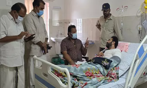 केंद्रीय राज्य मंत्री सुरेश गोपी ने Hospital में मलयालम अभिनेता शाइन टॉम चाको से मुलाकात की केंद्रीय राज्य मंत्री सुरेश गोपी ने Hospital में मलयालम अभिनेता शाइन टॉम चाको से मुलाकात की