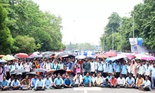 नौकरी नियमितीकरण के लिए जूनियर शिक्षक सड़कों पर उतरे