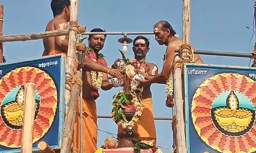 पेरिया मरियम्मन मंदिर में कुंभाभिषेकम: बड़ी भीड़ ने भाग लिया पेरिया मरियम्मन मंदिर में कुंभाभिषेकम: बड़ी भीड़ ने भाग लिया