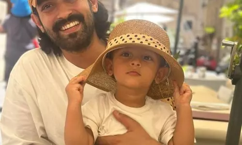 Vikrant Massey अपने बेटे वरदान के साथ मंकी बिजनेस में व्यस्त हैं Vikrant Massey अपने बेटे वरदान के साथ मंकी बिजनेस में व्यस्त हैं