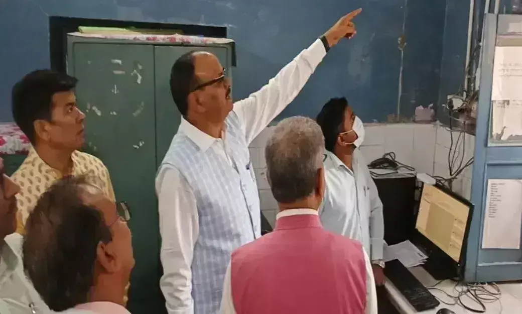 Bareilly: जिला अस्पताल की बदइंतजामी पर भड़के डिप्टी सीएम बृजेश पाठक Bareilly: जिला अस्पताल की बदइंतजामी पर भड़के डिप्टी सीएम बृजेश पाठक