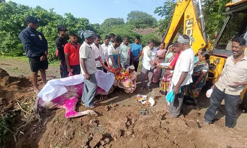 Chikkodi : मुसलमानों ने हिंदू रीति-रिवाजों के अनुसार बैल का अंतिम संस्कार किया Chikkodi : मुसलमानों ने हिंदू रीति-रिवाजों के अनुसार बैल का अंतिम संस्कार किया