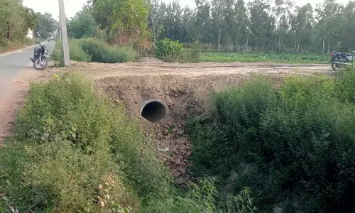 Bareilly: नहरों की जमीन पर कब्जे की होड़, अवैध दुकानों का उछाल Bareilly: नहरों की जमीन पर कब्जे की होड़, अवैध दुकानों का उछाल
