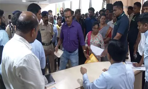 Goa CM ने सांखली में जनता दरबार लगाया, लोगों की शिकायतें सुनीं Goa CM ने सांखली में जनता दरबार लगाया, लोगों की शिकायतें सुनीं