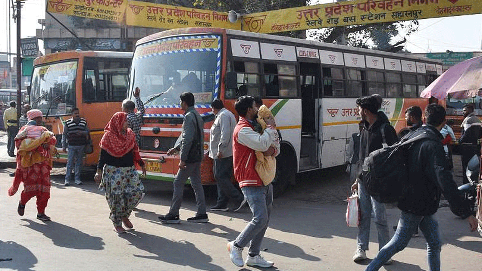 Lucknow: रोडवेज बसों की भीड़ से सड़क पर जाम, यात्री परेशान Lucknow: रोडवेज बसों की भीड़ से सड़क पर जाम, यात्री परेशान
