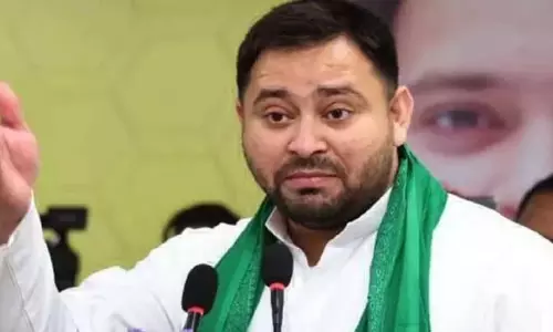 तेजस्वी यादव के काफिले को ट्रक ने मारी टक्कर, 3 सुरक्षाकर्मी घायल तेजस्वी यादव के काफिले को ट्रक ने मारी टक्कर, 3 सुरक्षाकर्मी घायल