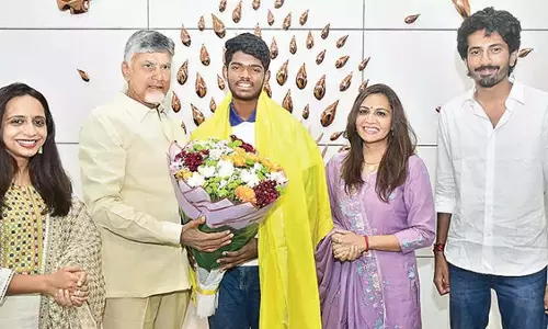 Telugu राज्यों की प्रगति में योगदान दें, सीएम ने छात्रों से कहा Telugu राज्यों की प्रगति में योगदान दें, सीएम ने छात्रों से कहा